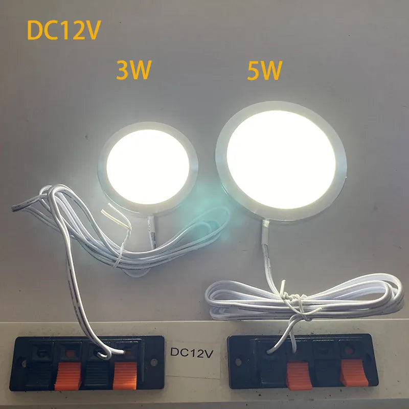 Die Abbildung zeigt, dass ultradünne 12-V-LED-Puck-Leuchten aus Aluminium ideal für kleine Decken, Schränke und Wohnmobile geeignet sind.